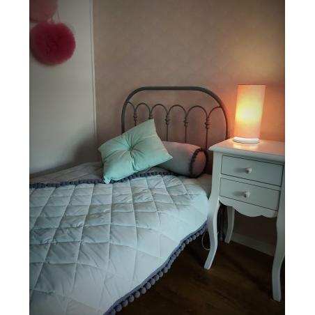 Narzuta szary-beżowy z pomponami