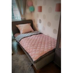 Narzuta szary-brudny róż z pomponami