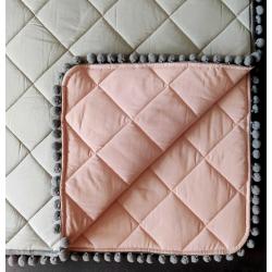 Narzuta szary-brudny róż z pomponami