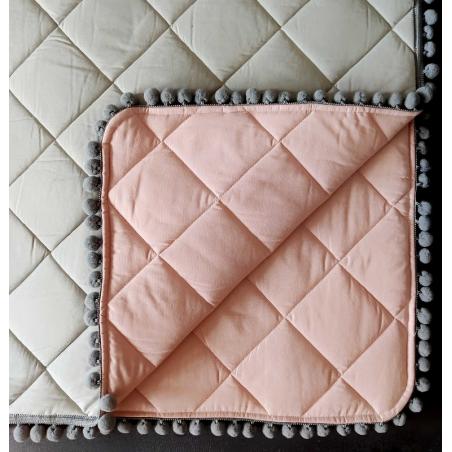 Narzuta szary-brudny róż z pomponami