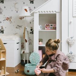 Tapeta  French characters in the light sky