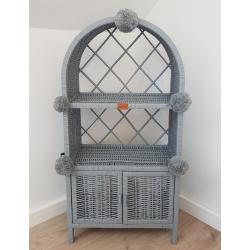 Wiklinowa Szafka Etażerka Szara z Drzwiczkami z Pomponami