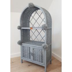 Wiklinowa Szafka Etażerka Szara z Drzwiczkami z Pomponami