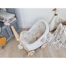 Wiklinowy Wózek dla Lalek Pchacz z Pomponami (pościel)