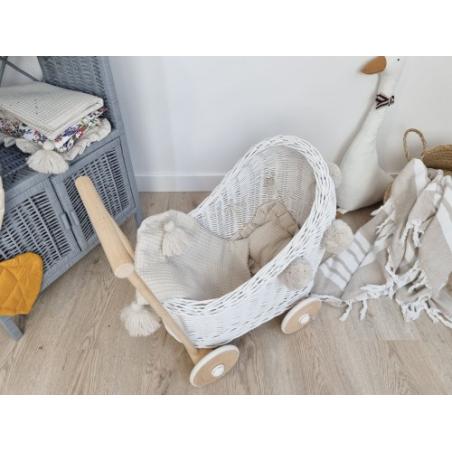 Wiklinowy Wózek dla Lalek Pchacz z Pomponami (pościel)