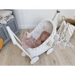 Wiklinowy Wózek dla Lalek Pchacz z Pomponami (pościel)